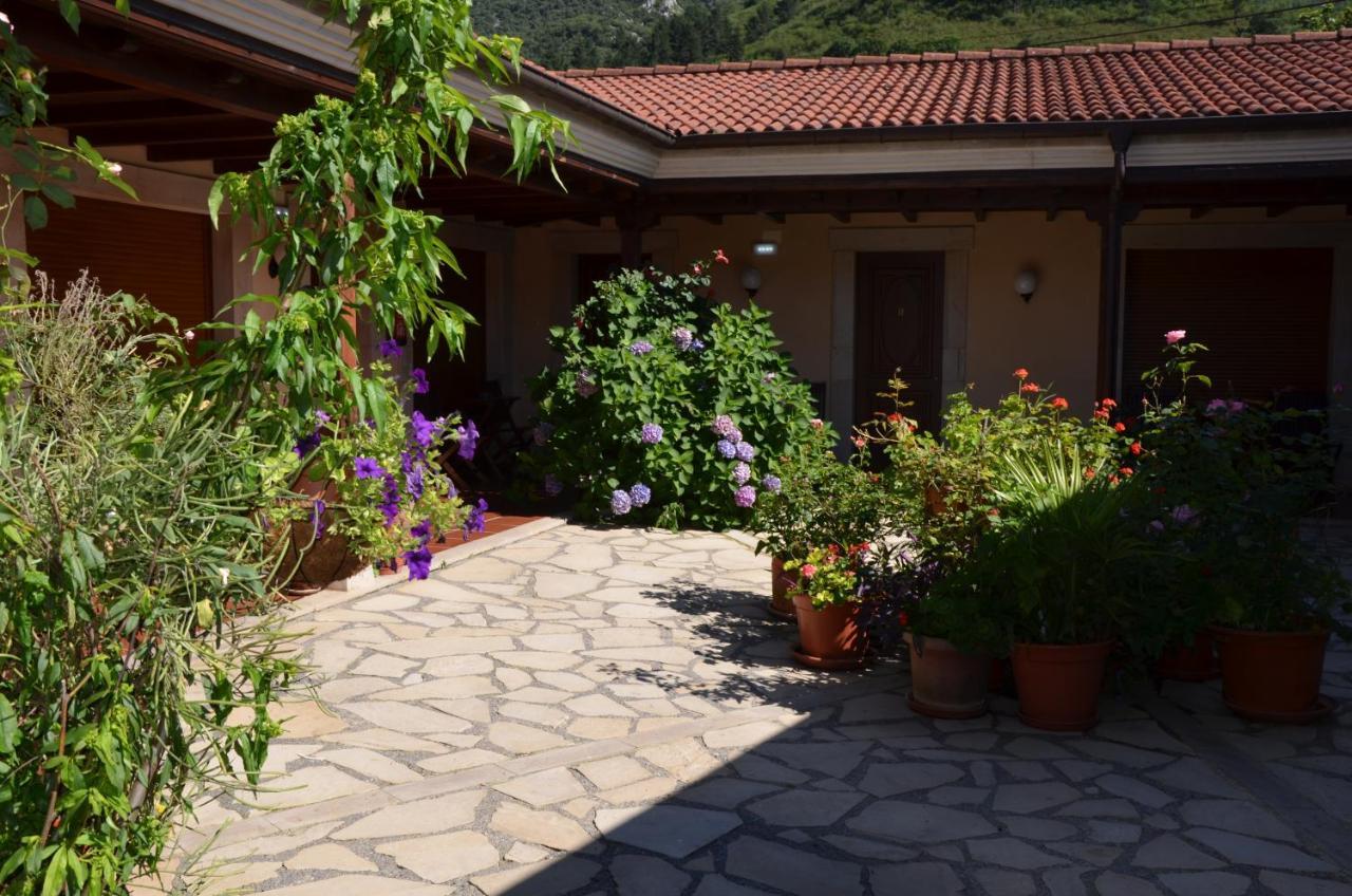 Hotel Arenas De Cabrales- Apartamentos Eksteriør bilde